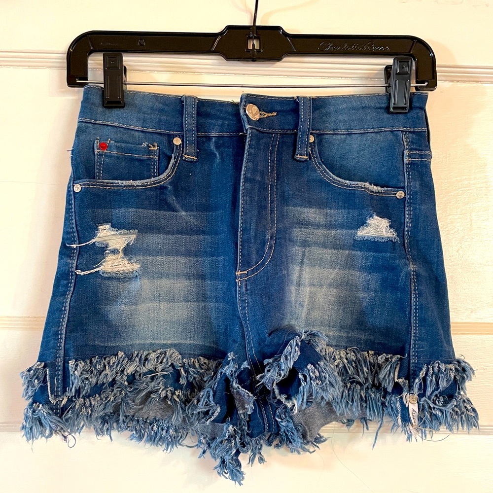 Jean shorts with fringe edges